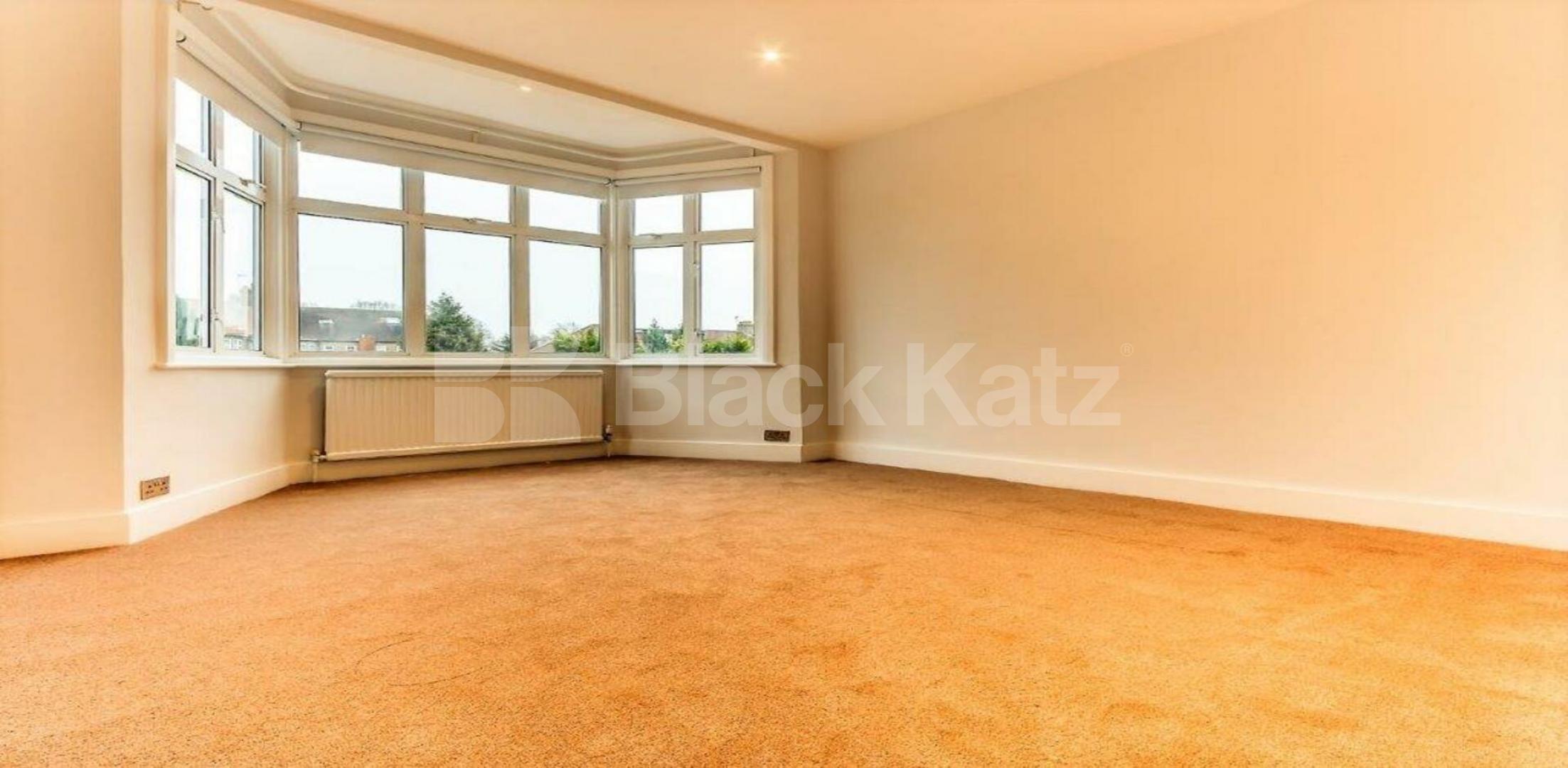 			NEW INSTRUCTION - Beautiful House !, 3 Bedroom, 1 bath, 1 reception House			 Chase Way, Southgate